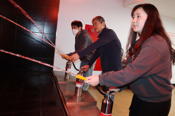 고양시청소년재단 임직원의 재난 안전훈련 모습