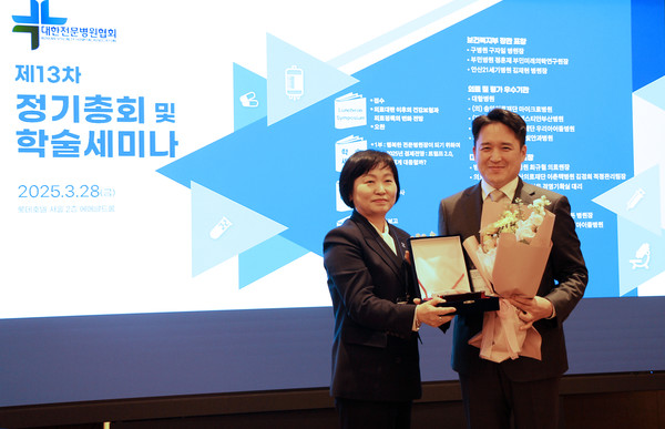 김기석 새빛안과병원장이 건강보험심사평가원 주관 ‘의료 질 평가’ 우수기관 선정 시상식에서 감사패를 받고 있다. [사진제공 = 새빛안과병원]