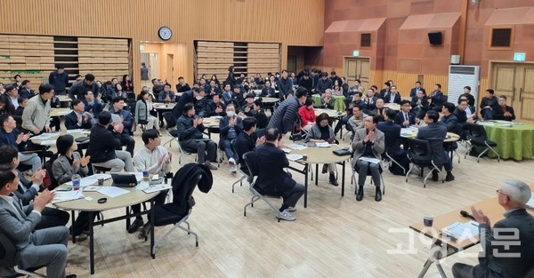 1일 일산동구청에서 열린 ‘고양시 개발사업 브리핑데이’에 공공기관 책임자들과 지역 건설업체 담당자 등 100여 명이 참여해 큰 관심을 보였다.