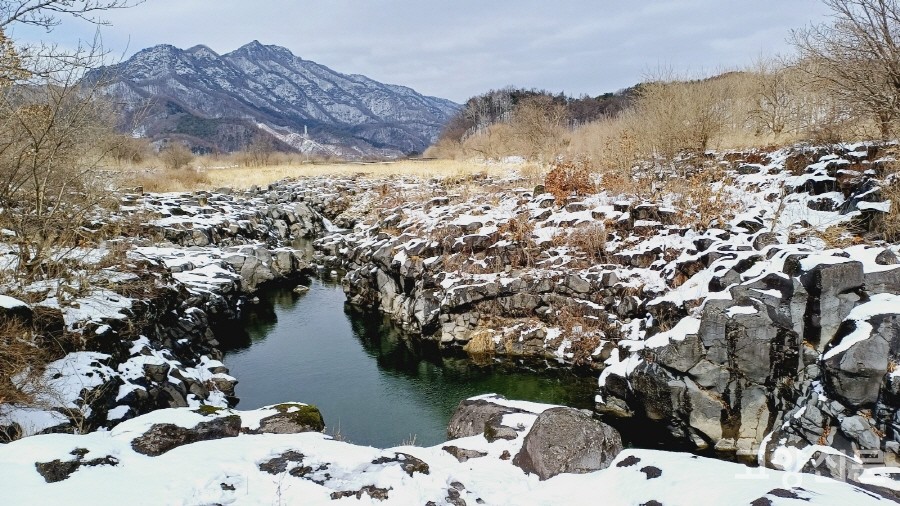 찾는 이가 거의 없는, 숨은 지질명소인 교동 가마소. 건지천 물줄기에 침식된 현무암 덩어리들이 신비로운 경관을 보여준다.  