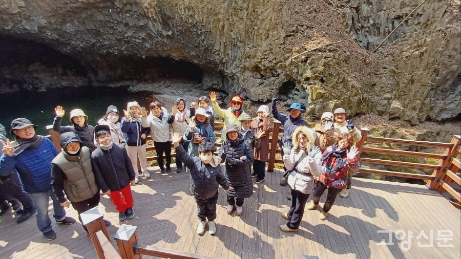 3단 주상절리를 선명하게 관찰할 수 있는 비둘기낭폭포 하단의 전망데크.  