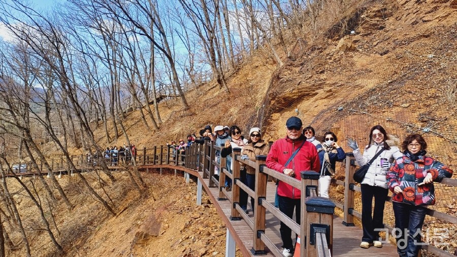 하늘다리에서 마당교로 이어지는 데크산책로.
