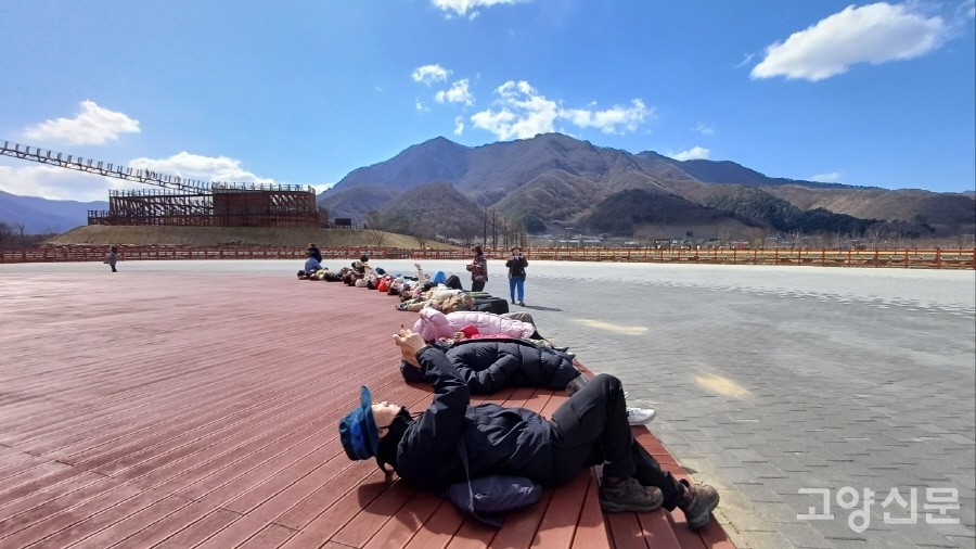 생태가든 데크에 잠시 누워 하늘과 구름을 두 눈에 담는 시간.