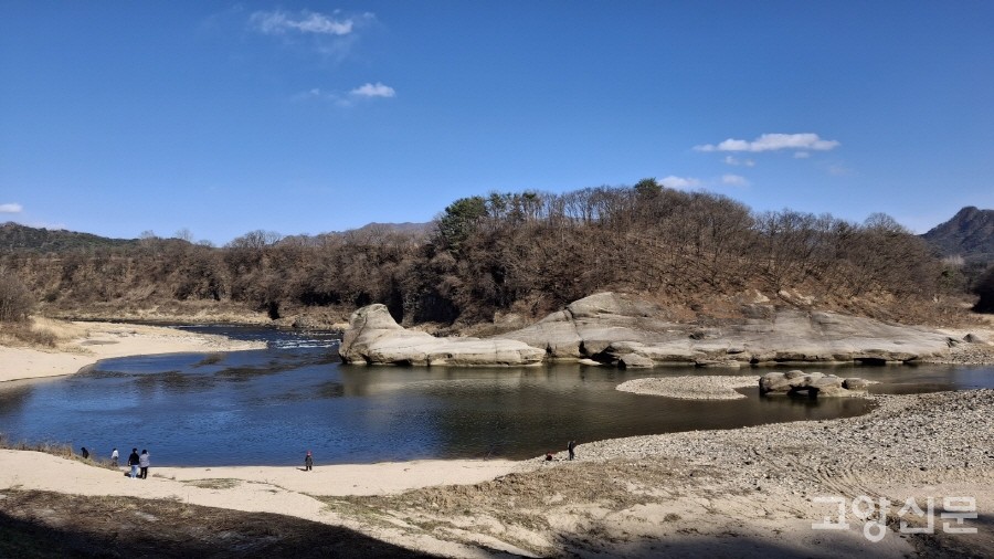 우뚝 솟은 바위와 휘감아도는 한탄강 물길이 멋진 경관을 만들어내고 있는 포천의 지질명소 화적연. 