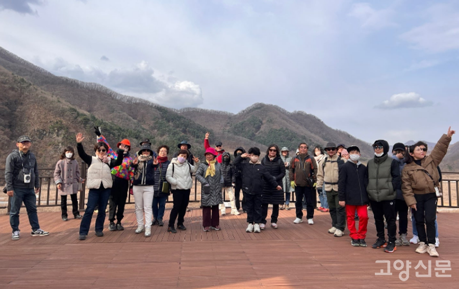 구라이골 인근에 새로 조성된 제2하늘다리 위에서 포즈를 취한 참가자들. 