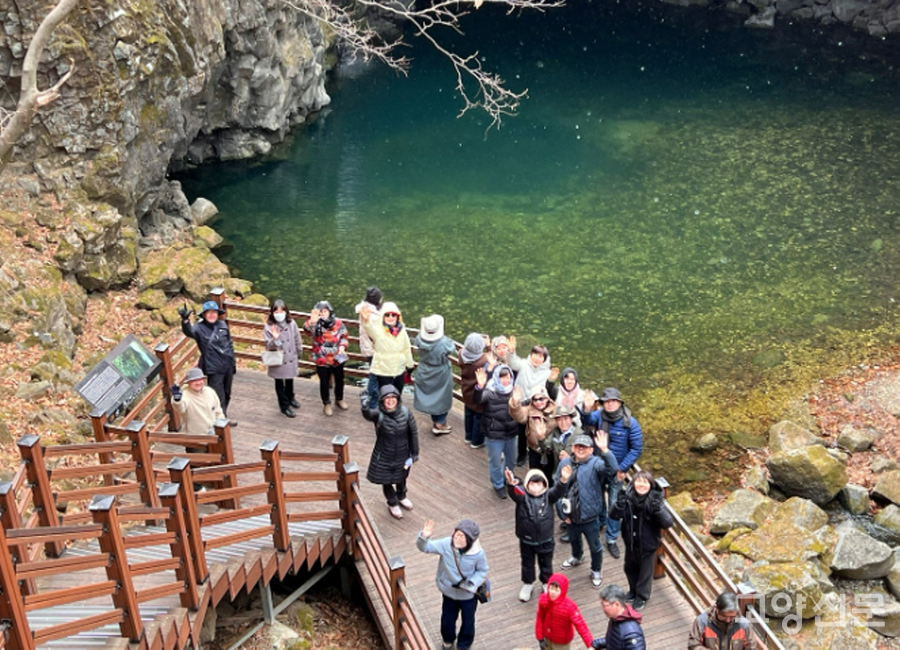 한탄강 세계지질공원 포천권역 최고의 지질명소인 비둘기낭 폭포를 방문한 하루여행 참가자들.  