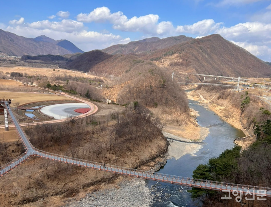 멀리 포천 한탄강 하늘다리와 최근 개통한 Y자다리가 한눈에 들어오는 풍경.  