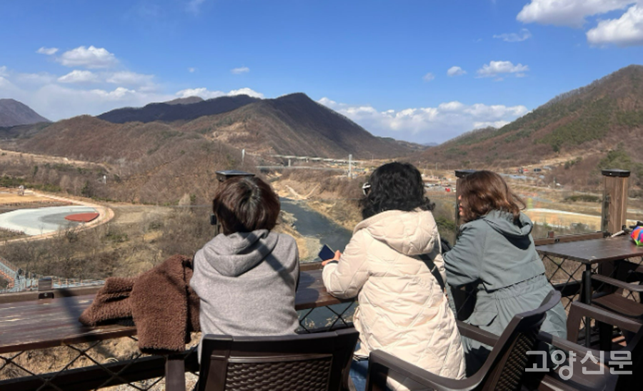 가람누리전망대 카페에서 드넓게 펼쳐진 용암대지를 감상하고 있는 참가자들. 