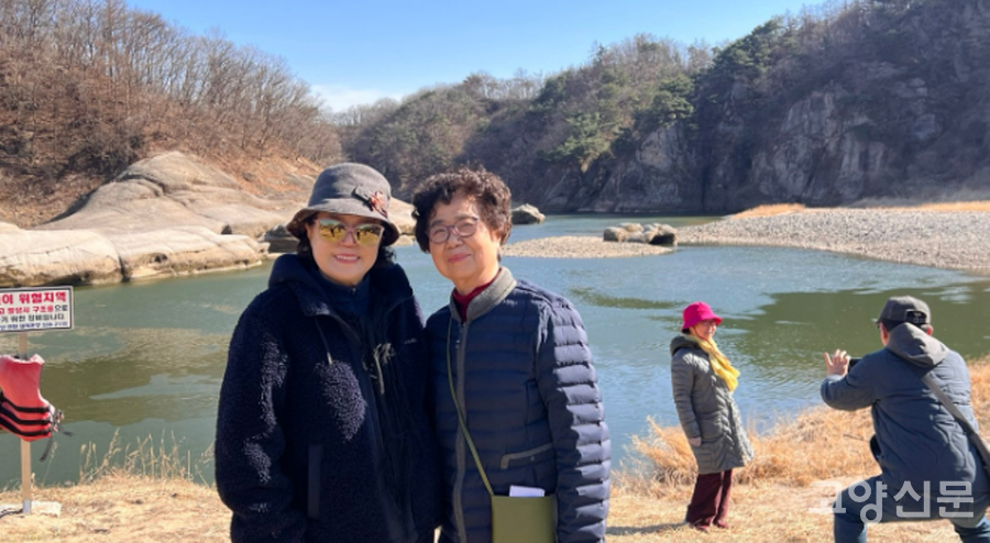 30여 년 전 이웃하고 살던, 서예선생님과 제자가 하루여행에서 우연히 만났다.