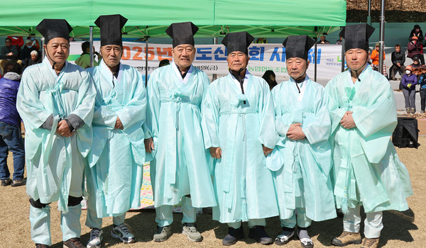 시산제에 함께한 제관들이 장순복 조합장과 사진을 찍고 있다.