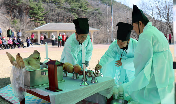 지도농협 산악회 시산제가 진행되고 있다.
