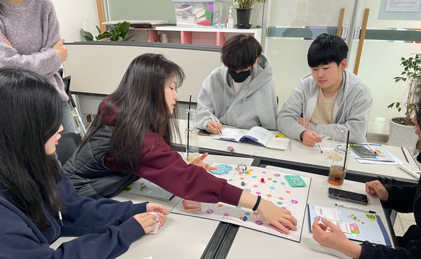 노동인권 보드게임이 진행되고 있다.