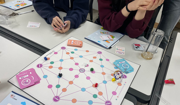 노동인권 보드게임이 진행되고 있다.