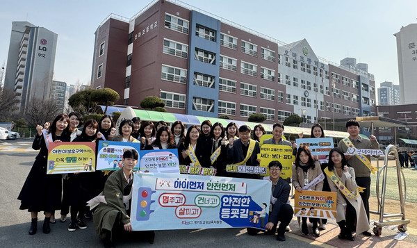 굿네이버스 경기2사업본부는 경기도고양교육지원청과 초등학교 1학년 아동을 위한 어린이 교통안전용품 ‘노란반사카드’ 전달식을 했다. [사진제공=굿네이버스 경기2사업본부]