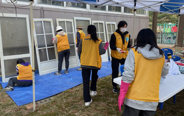  주거환경개선사업 진행 중인 봉사자들.