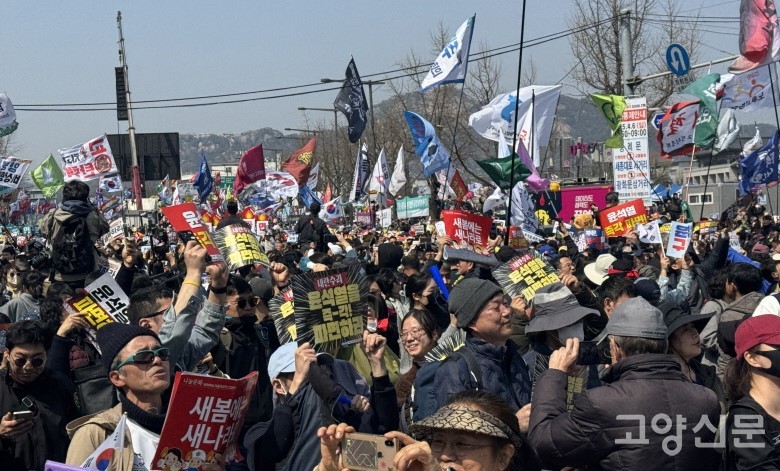4월 4일 오전, 헌법재판소의 윤석열 파면 선고에 환호하는 안국역 인근 집회현장의 시민들. [사진=남동진 기자]