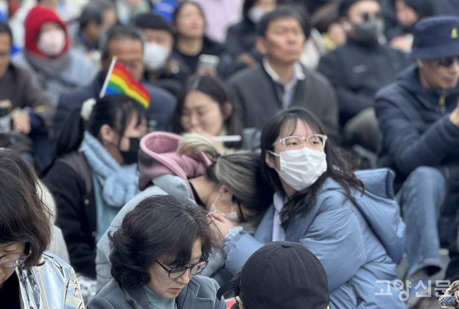 4월 4일 오전, 헌재의 탄핵선고 결정문을 가슴 졸이며 듣고 있는 안국역 인근 집회현장의 시민들. [사진=남동진 기자]