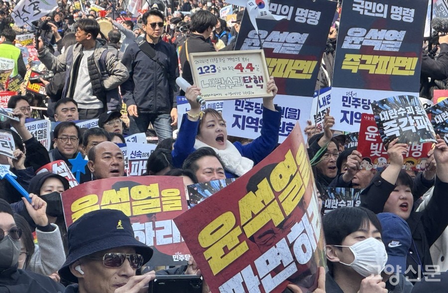 윤석열 파면이 발표된 순간 환호하는 탄핵찬성집회 참가 시민들. [사진=남동진 기자]