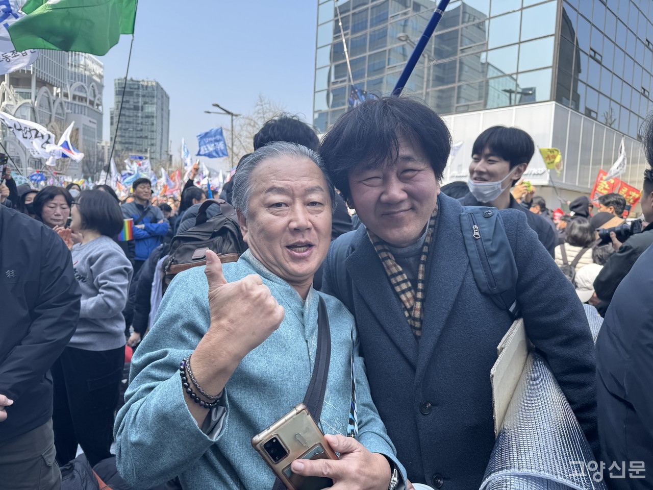 4일 서울 안국역 인근 탄핵집회 현장에 참여한 (사진 오른쪽부터)홍영표 고양시민회 대표와 송병일 청소년단체 야호 대표