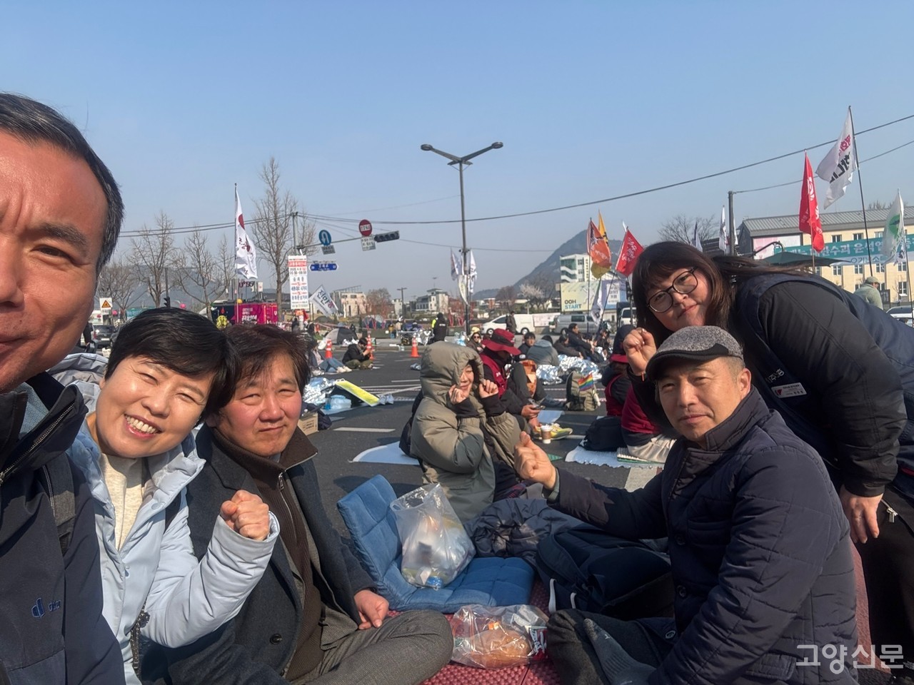 2일 48시간 철야농성을 진행했던 홍영표 고양시민회 대표와 송영주 진보당 고양시지역위원장을 비롯한 지역 관계자들