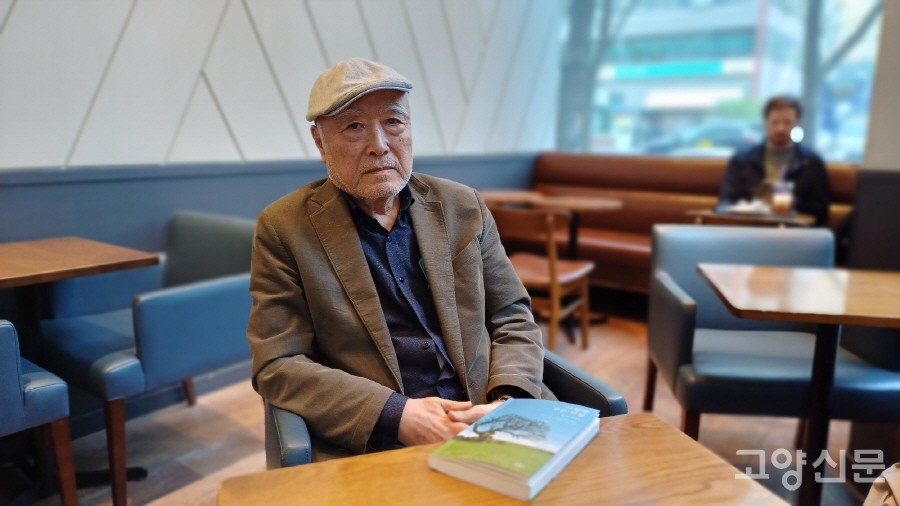 서울 종로구의 한 카페에서 기자와 만나 신간 에세이집애 대한 이야기를 들려준 현기영 작가. 