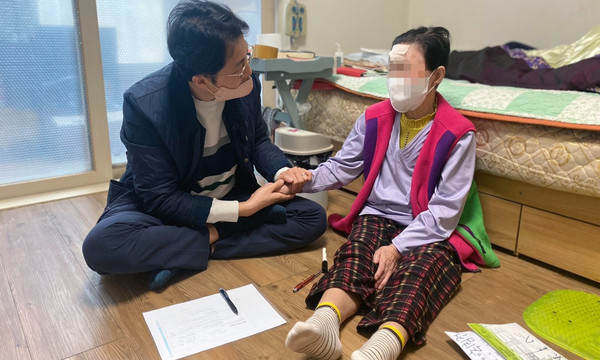 서화한의원 심희준 원장이 원흥도래울 1단지 거주 어르신의 건강확인과 침 치료를 진행하고 있다.