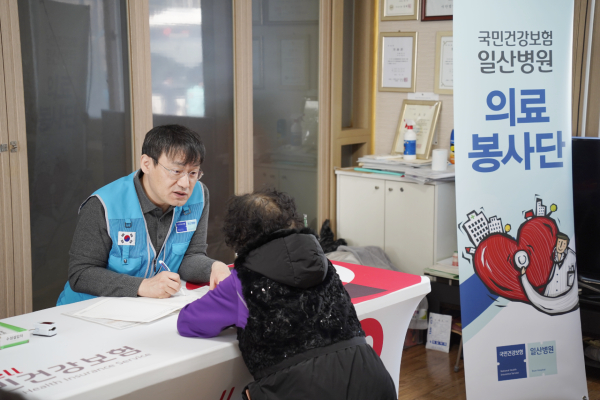 국민건강보험 일산병원 한창훈 병원장이 경북 안동시 길안면에서 의료봉사 활동을 펼쳤다. [사진제공 = 국민건강보험 일산병원]