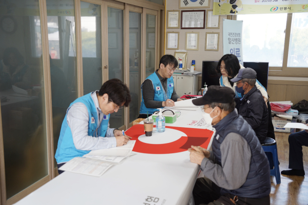 (왼쪽부터) 김성훈 일산병원 정형외과 교수와 한창훈 병원장이 주민들에게 건강 상담을 진행했다. [사진제공 = 국민건강보험 일산병원]