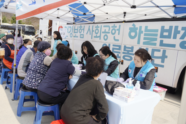 국민건강보험 일산병원 산불 피해지역 이동 진료 서비스 모습. [사진제공 = 국민건강보험 일산병원]