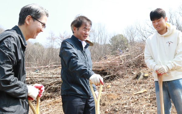 (왼쪽부터) 이정열 중부대 총장과 이동환 고양시장이 중부대 학생과 ‘제80회 식목행사’에서 함께 나무를 심었다. [사진제공 = 중부대학교] 