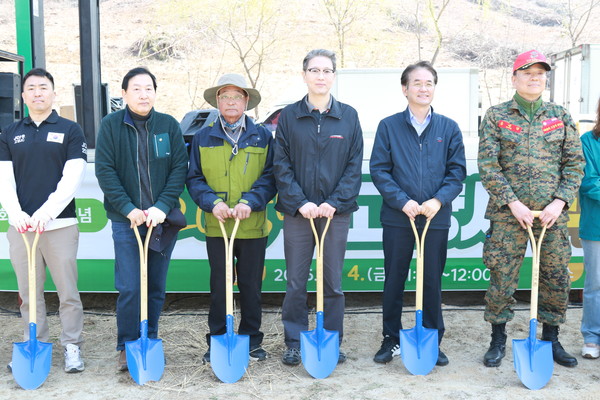 식목행사 참가자 기념촬영. [사진제공 = 중부대학교] 