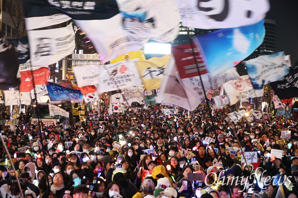 지난 1일 오후 서울 종로구 광화문앞에서 열린 윤석열퇴진비상행동 주최 ‘윤석열 즉각 퇴진, 사회대개혁, 9차 범시민대행진’에 참석한 시민들이 피켓, 응원봉, 깃발 등을 들고 행진하고 있다. [사진제공= 권우성 오마이뉴스 기자]