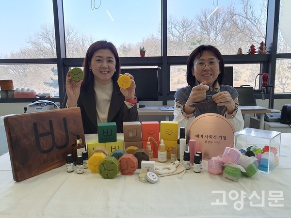 한서연 대표(오른쪽)는 현무암 디퓨져를, 우은주 이사는 친환경 비누를 보여줬다.