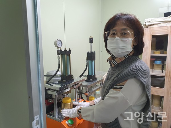 한서연 대표가 샴푸바 성형(기계작업) 작업을 설명하고 있다.