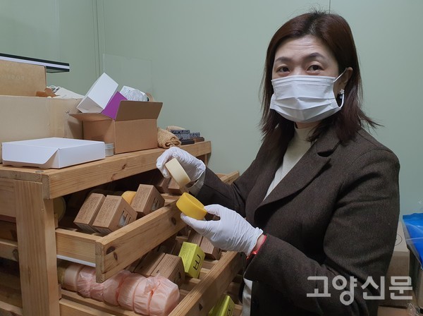 우은주 이사가 비누건조대에서 4주 숙성된 비누를 살펴보고 있다.