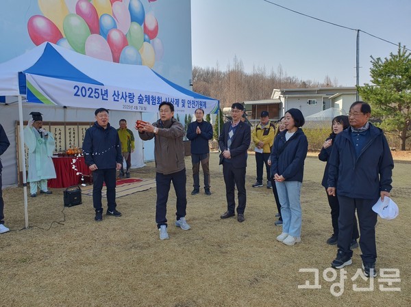 이영철 상임이사가 시산제 및 안전기원제 제례의식 후 제례주를 힘차게 뿌리며 '무재해'를 외치자 참례자들이 제창했다.