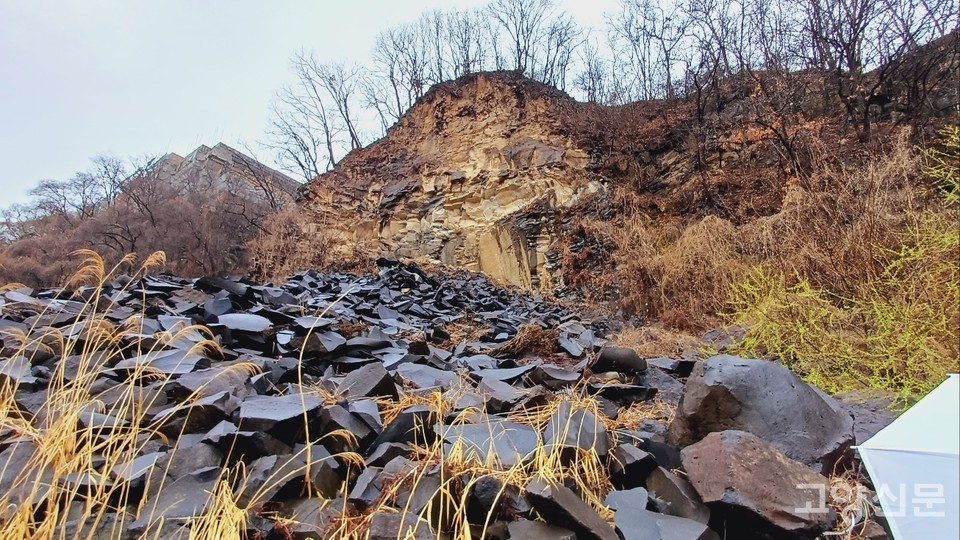 유네스코 세계지질공원 지질명소인 백의리층.