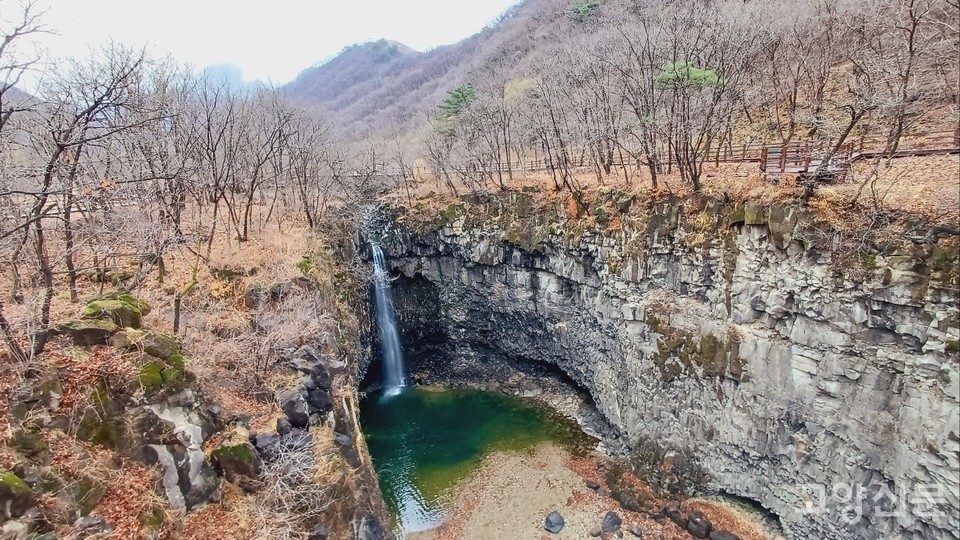 연천을 대표하는 지질명소인 재인폭포. 