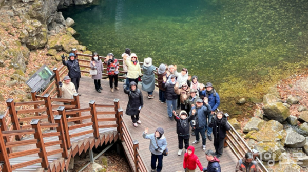 3월에 진행한 '고양신문 하루여행①' 포천 지질공원 탐방 참가자들의 모습. 