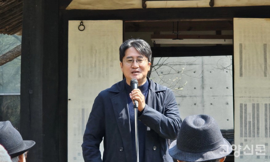 인사말을 하는 강성민 출판도시문화재단 신임 이사장. 