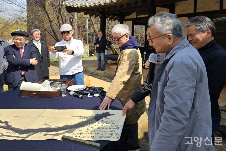 즉석에서 한시를 해석해 준 손철주 학고재 주간. 