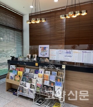 북카페 입구의 북큐레이션 코너. 