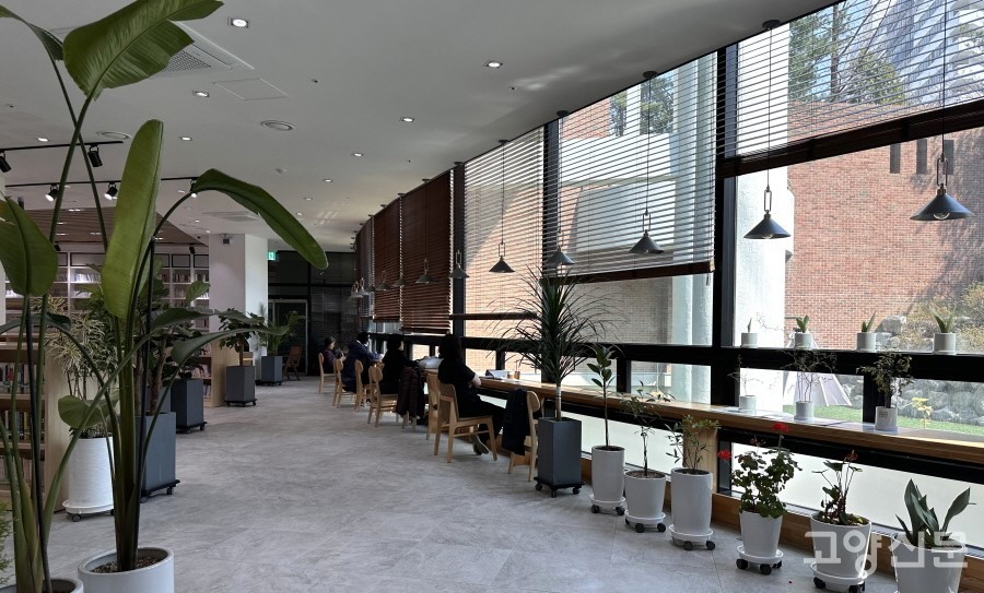 통창을 따라 이어진 긴 테이블.