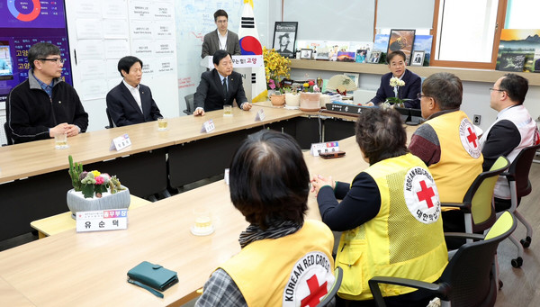  산불피해복구 이재민 돕기 성금 전달식에서 환담을 나누고 있는 이동환 시장과 민주평통 관계자들.