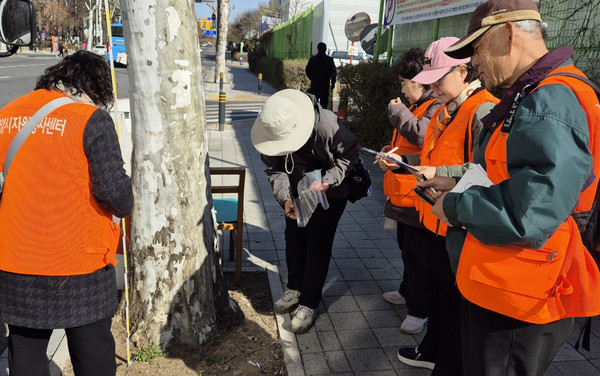 참여자들이 프로그램을 통해 가로수 모니터링 활동을 하고 있다.