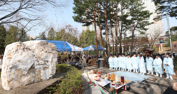 많은 주민이 흰돌도당제의 뜻을 기리며 전통의식에 참여했다.