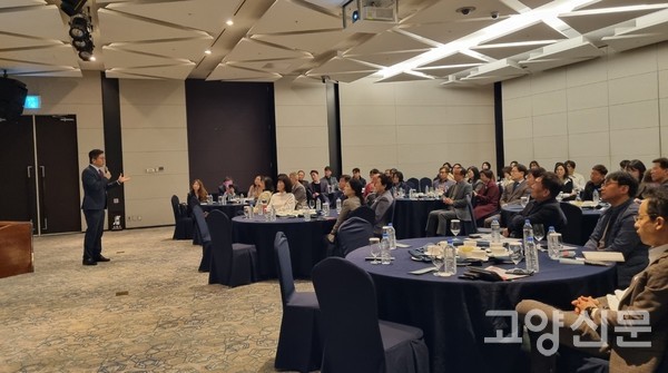 (왼쪽)윤태정 CSA 대표의 열정적인 이날 강의는 참석자들에게 뜨거운 호응을 얻었다.