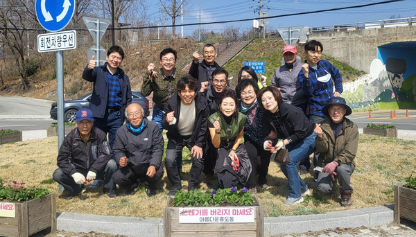 흥도동 주민자치회가 아름다운 마을을 위한 초화를 식재했다.
