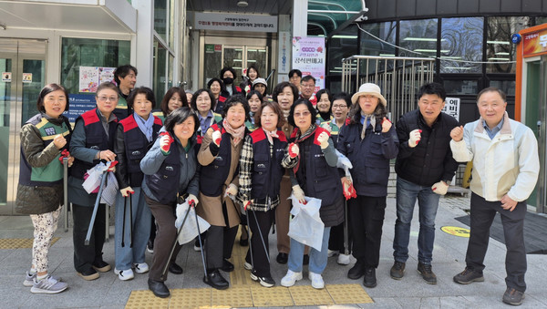 주엽1동 봄맞이 마을대청소에 마을주민들과 공무원, 시의원 등이 함께 했다.