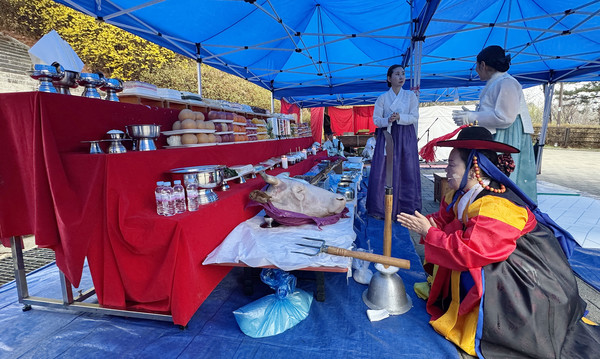 최명희 만신(앉은 이)이 신에게 기도하며 고양시의 안녕을 빌고 있다.